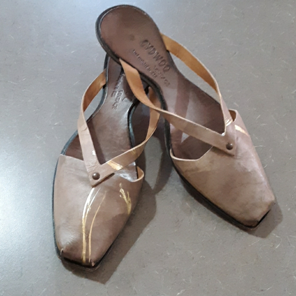 CYDWOQ leather shoes brown and gold kitten heel